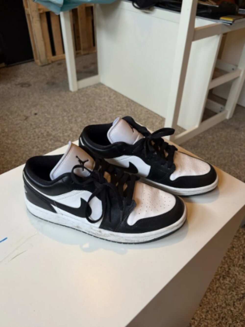 Nike Men’s Black and White Low-Top Sneakers